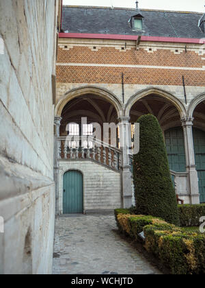 Oktober 2018 - Mechelen, Belgien: Gebäude aus dem 16. Jahrhundert im Innenhof des Palastes von Margarete von Österreich in der Innenstadt Stockfoto