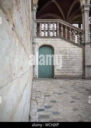 Oktober 2018 - Mechelen, Belgien: Gebäude aus dem 16. Jahrhundert im Innenhof des Palastes von Margarete von Österreich in der Innenstadt Stockfoto