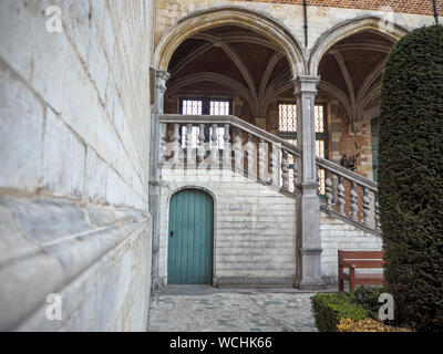 Oktober 2018 - Mechelen, Belgien: Gebäude aus dem 16. Jahrhundert im Innenhof des Palastes von Margarete von Österreich in der Innenstadt Stockfoto