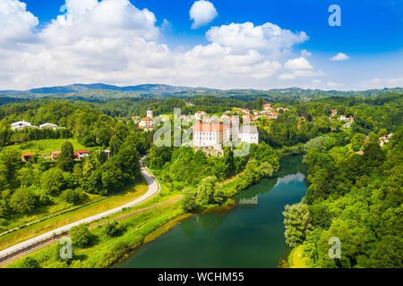 Wunderschöne alte Burg von Ozalj, Fluss Kupa in der Stadt von Ozalj, Kroatien Stockfoto