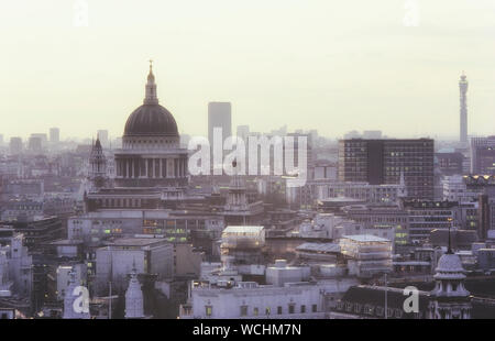 Die Skyline von London, England, UK. Ca. 80er Stockfoto