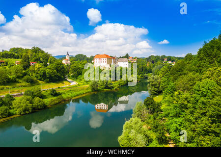 Wunderschöne alte Burg von Ozalj, Fluss Kupa in der Stadt von Ozalj, Kroatien Stockfoto