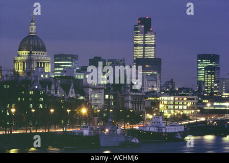 Skyline von London, England, UK. Ca. 80er Stockfoto