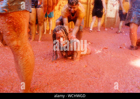 Buñol, Valencia, Spanien, 28. August 2019, der weltweit größte friedliche Tomate Krieg gefeiert wird auf den Straßen. 22.000 junge Menschen starten 150.000 kg reife Tomaten in 6 Lkw verteilt. Credit: Salva Garrigues/Alamy leben Nachrichten Stockfoto