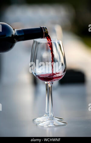 Gießen Wein in Bars Restaurant und Hochzeiten. Auch andere gesellschaftliche Veranstaltungen. Stockfoto