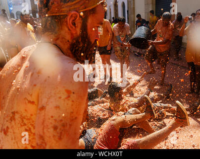 Buñol, Valencia, Spanien, 28. August 2019, der weltweit größte friedliche Tomate Krieg gefeiert wird auf den Straßen. 22.000 junge Menschen starten 150.000 kg reife Tomaten in 6 Lkw verteilt. Credit: Salva Garrigues/Alamy leben Nachrichten Stockfoto