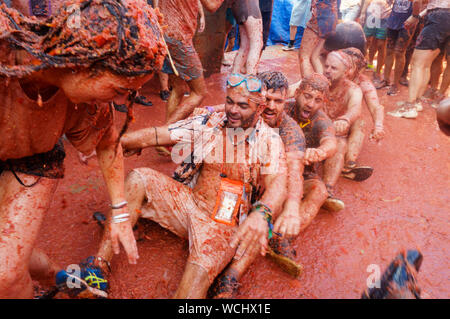 Buñol, Valencia, Spanien, 28. August 2019, der weltweit größte friedliche Tomate Krieg gefeiert wird auf den Straßen. 22.000 junge Menschen starten 150.000 kg reife Tomaten in 6 Lkw verteilt. Credit: Salva Garrigues/Alamy leben Nachrichten Stockfoto