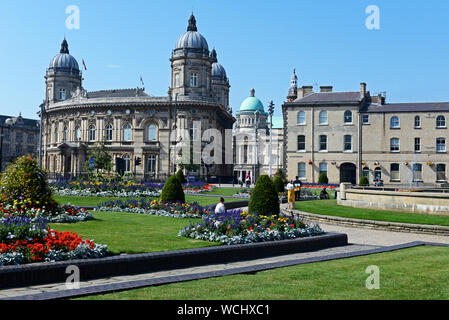 Queen's Gardens mit Blick in Richtung Rathaus und Maritime Museum, Hull, East Yorkshire, England, Großbritannien Stockfoto