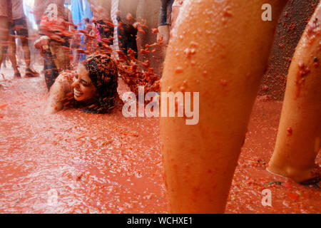 Buñol, Valencia, Spanien, 28. August 2019, der weltweit größte friedliche Tomate Krieg gefeiert wird auf den Straßen. 22.000 junge Menschen starten 150.000 kg reife Tomaten in 6 Lkw verteilt. Credit: Salva Garrigues/Alamy leben Nachrichten Stockfoto