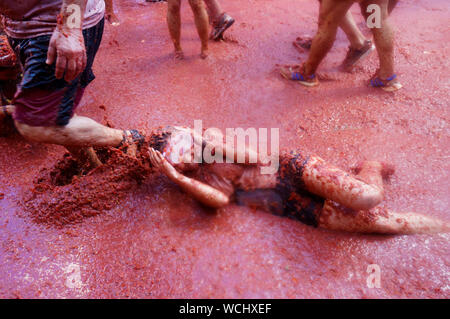 Buñol, Valencia, Spanien, 28. August 2019, der weltweit größte friedliche Tomate Krieg gefeiert wird auf den Straßen. 22.000 junge Menschen starten 150.000 kg reife Tomaten in 6 Lkw verteilt. Credit: Salva Garrigues/Alamy leben Nachrichten Stockfoto