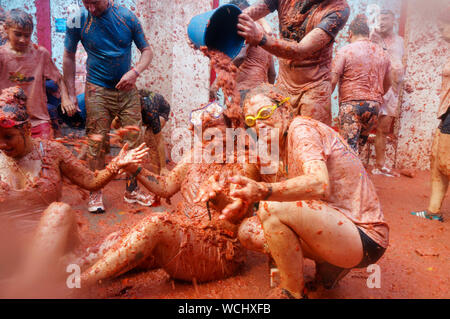 Buñol, Valencia, Spanien, 28. August 2019, der weltweit größte friedliche Tomate Krieg gefeiert wird auf den Straßen. 22.000 junge Menschen starten 150.000 kg reife Tomaten in 6 Lkw verteilt. Credit: Salva Garrigues/Alamy leben Nachrichten Stockfoto