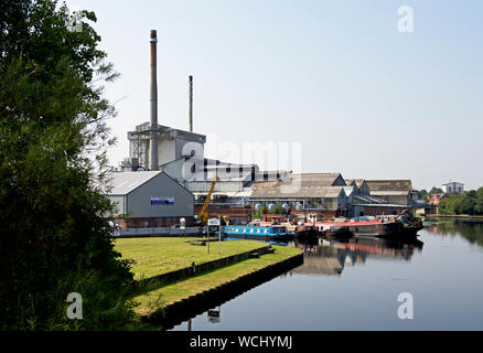 Narrowboats günstig auf die Aire and Calder Navigation in Knottingley, West Yorkshire, England, Großbritannien Stockfoto