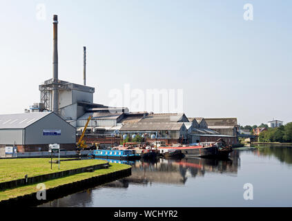 Narrowboats günstig auf die Aire and Calder Navigation in Knottingley, West Yorkshire, England, Großbritannien Stockfoto