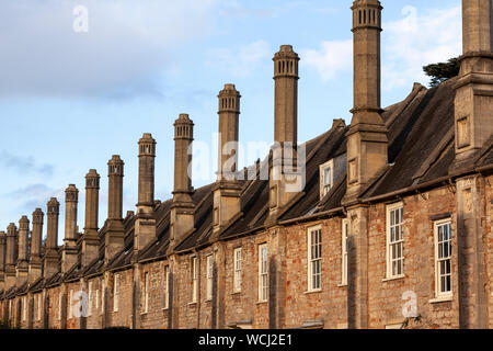 Eine Linie der Schornsteine der Häuser entlang der historischen Vikare schließt in Wells, Somerset Stockfoto