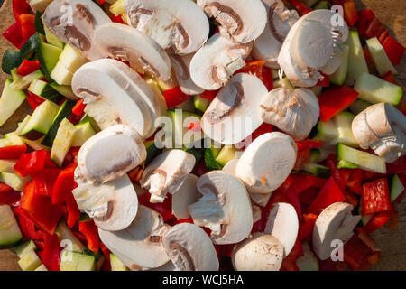 Frisch Gemüse wie Paprika, Pilzen und Zucchini Stockfoto