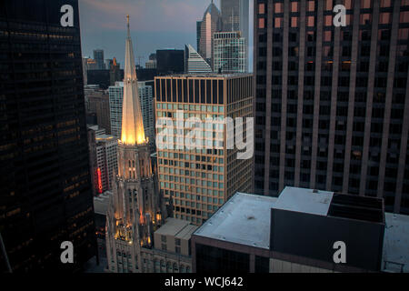 Steeple beleuchtet in Chicago Skyline in der Dämmerung Stockfoto