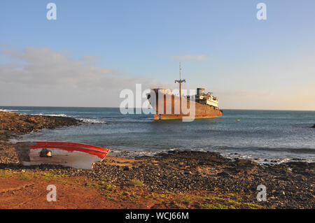 Alten rostigen Schiffswrack an der Küste der spanischen Kanareninsel Lanzarote Stockfoto