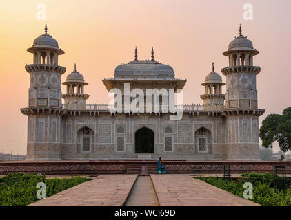 Die absolut wunderschön gestaltete Äußere des Itimad-ud-Daulah Grabmal (Baby Taj), Sun Set, Agra, Uttar Pradesh, Indien, Zentralasien Stockfoto