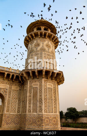 Die absolut wunderschön gestaltete Äußere des Itimad-ud-Daulah Grabmal (Baby Taj), Sun Set, Agra, Uttar Pradesh, Indien, Zentralasien Stockfoto