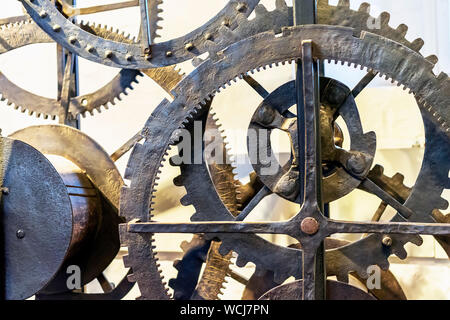 Details der alte Uhrwerk des 19. Jahrhunderts im Museum von Kolomensky Park Moskau. Stockfoto