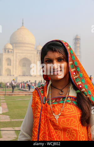 Beeindruckende Porträt einer schönen Indischen Dame steht vor dem Taj Mahal, Agra, Uttar Pradesh, Indien, Zentralasien Stockfoto