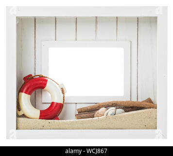 Rustic weiß Bilderrahmen mit Sand, Muscheln, Treibholz und rettungsring eingerichtet. Mit Beschneidungspfaden auf weißem Hintergrund. Stockfoto