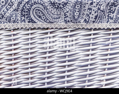 Hintergrund von einem weißen Weidenkorb mit Stoff Dekoration. Stockfoto