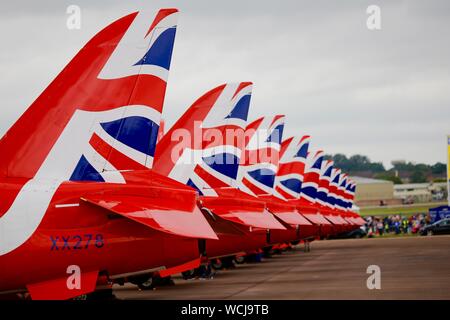 RAF Duxford Juli 2016 - Der britische RAF Red Arrows aufgereiht vor einer Airshow Display Stockfoto