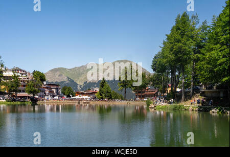 CERRETO LAGHI, Italien - 11 AUGUST 2019: Panoramablick über den See in Cerreto Laghi, in der Nähe des Cerreto Pass in der Apenninen. Im Sommer. Stockfoto