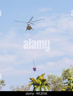 Mil Mi-8 (RA -24663) der griechischen Luftwaffe gegen Waldbrände in Corfu Griechenland kämpft. Das war die 3. Forest fire innerhalb einer Woche. Stockfoto