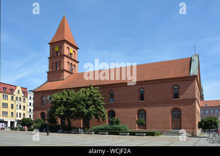 Kirche der Heiligen Dreifaltigkeit von 1824 auf dem neuen Marktplatz Rynek Nowomiejski in Thorn - Polen. Stockfoto