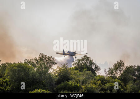 (PZL Mielec) M-18 der griechischen Luftwaffe gegen Waldbrände in Corfu Griechenland kämpft. Das war die 3. Forest fire innerhalb einer Woche. Stockfoto