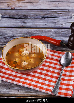 Frikadelle Borscht, eine traditionelle rumänische Spezialität "ciorba de perisoare' Stockfoto