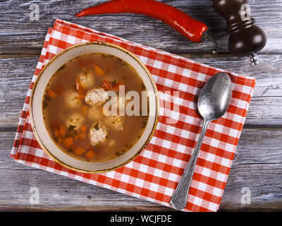 Frikadelle Borscht, eine traditionelle rumänische Spezialität "ciorba de perisoare' Stockfoto