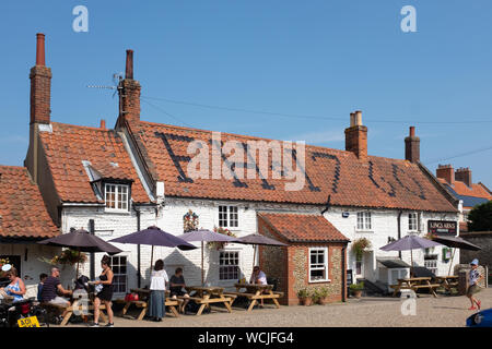 Außerhalb der traditionellen englischen Pub, Kings Arms, Blakeney, Norfolk. Stockfoto