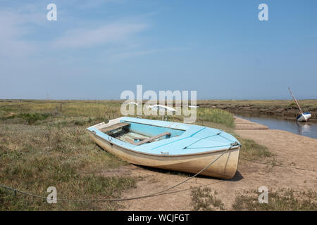 Kleine blaue Boot am Fluss Glaven an Blakeney, Norfolk, Großbritannien günstig Stockfoto