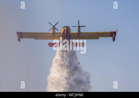 Canadair CL-215 der griechischen Luftwaffe gegen Waldbrände in Corfu Griechenland kämpft. Das war die 3. Forest fire innerhalb einer Woche. Stockfoto