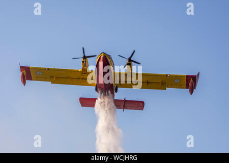 Canadair CL-215 der griechischen Luftwaffe gegen Waldbrände in Corfu Griechenland kämpft. Das war die 3. Forest fire innerhalb einer Woche. Stockfoto