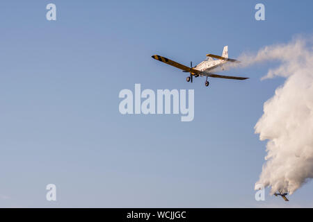 (PZL Mielec) M-18 der griechischen Luftwaffe gegen Waldbrände in Corfu Griechenland kämpft. Das war die 3. Forest fire innerhalb einer Woche. Stockfoto