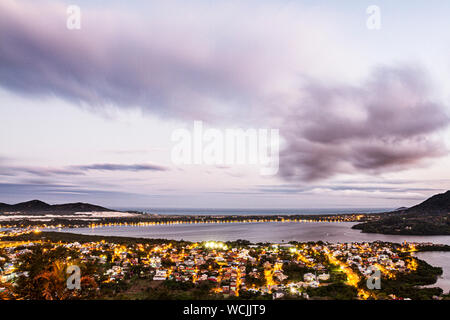 Conceição Lagune in der Abenddämmerung. Florianopolis, Santa Catarina, Brasilien. Stockfoto