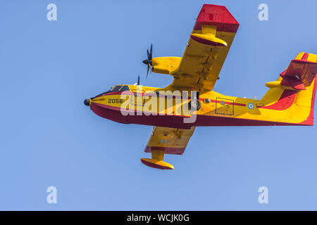 Canadair CL-215 der griechischen Luftwaffe gegen Waldbrände in Corfu Griechenland kämpft. Das war die 3. Forest fire innerhalb einer Woche. Stockfoto