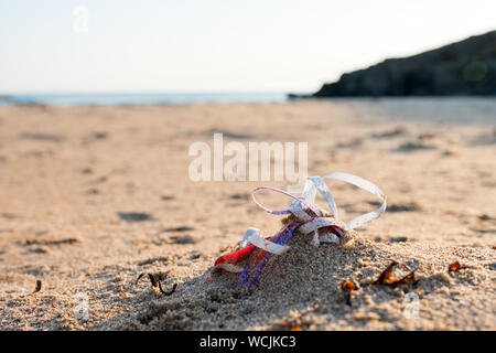 Kunststoffabfälle, die Wasserverschmutzung an einem Strand in Wales, Großbritannien Stockfoto