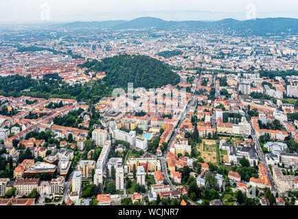 Luftaufnahme der Stadt Graz aus Hubschrauber drone mit Bezirk Geidorf an einem bewölkten Sommertag in Österreich, Europa Stockfoto