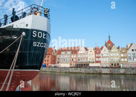 Danziger Stadtbild mit Hanseatic League Häuser und berühmten alten Schiffes Soldek Stockfoto