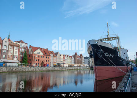 Danziger Stadtbild mit Hanseatic League Häuser und berühmten alten Schiffes Soldek Stockfoto