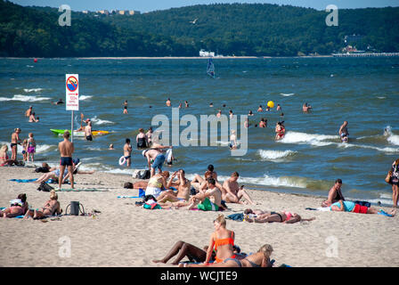 Überfüllte Ostsee Strand von Sopot, Polen Stockfoto