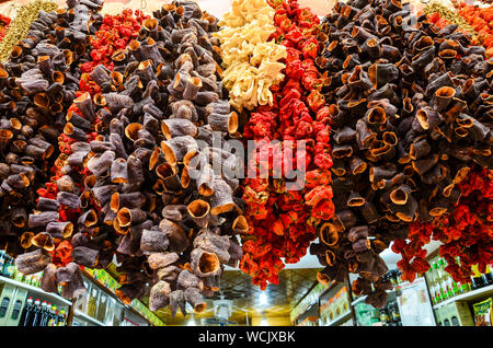 Red Hot Chili Peppers Trocknen im Freien Markt. Rote trockene chili Textur Hintergrund. Stockfoto