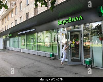 Moskau, Russland. 23 Aug, 2019. Die äußere Ansicht zeigt einen Supermarkt der WkusWill Kette, die in ökologische und gesunde Ernährung spezialisiert. (Bild Wiederholung in besserer Auflösung) Quelle: Ulf Mauder/dpa/Alamy leben Nachrichten Stockfoto