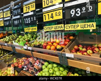 Moskau, Russland. 23 Aug, 2019. Ein Zähler für Obst und Gemüse im Supermarkt. (Bild Wiederholung in besserer Auflösung) Quelle: Ulf Mauder/dpa/Alamy leben Nachrichten Stockfoto