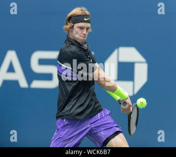 New York, Vereinigte Staaten. 27 Aug, 2019. Andrej Rublev (Russland), die in Aktion während der 1. Runde der US Open Tennis Meisterschaft gegen Stefanos Tsitsipas (Griechenland) zu Billie Jean King National Tennis Center (Foto von Lew Radin/Pacific Press) Quelle: Pacific Press Agency/Alamy leben Nachrichten Stockfoto